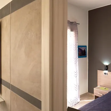 Bouganville House - Bed and breakfast Triparni