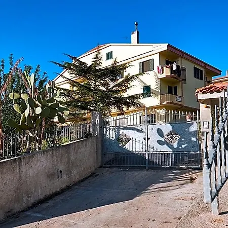 Bouganville House - Frühstückspension Triparni